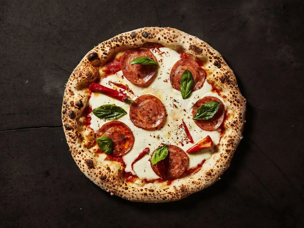 Pâte de pizza artisanale étirée à la main et croûte dorée, Tasty Panino