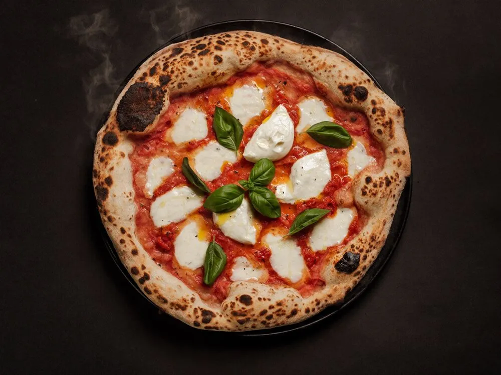 Pizza Margherita artisanale avec mozzarella fondante et basilic frais, Tasty Panino Triolet