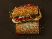 Arabiatta — Sauce tomate, mozzarella, grana padano, pepperoni de poulet, ail, piment frais, tomates fraîches, salade mélangée, Tasty Panino Triolet