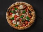 Frutti di Mare — Sauce tomate, mozzarella, fruits de mer, crevettes rôties, crabe, marlin fumé, ail, tomates fraîches, persil, Tasty Panino Triolet