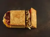 Chicken Kebab — Poulet kebab, oignon caramélisé, frites, tomates fraîches, Tasty Panino Triolet