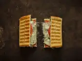 Quatro Formaggi — Fromage bleu, fromage fumé, grana padano, tomates fraîches, Tasty Panino Triolet