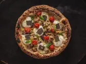 Tartufata — Sauce à la truffe, truffe, mozzarella, champignons, fromage fumé, amande, tomates fraîches, Tasty Panino Triolet